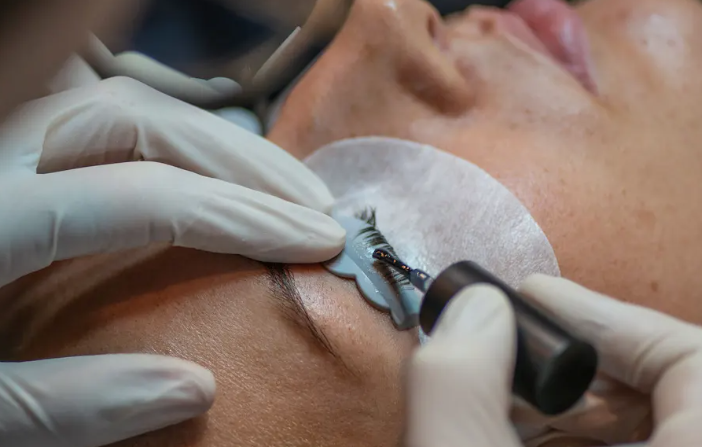 Laminazione ciglia e sopracciglia: come ottenere uno sguardo perfetto