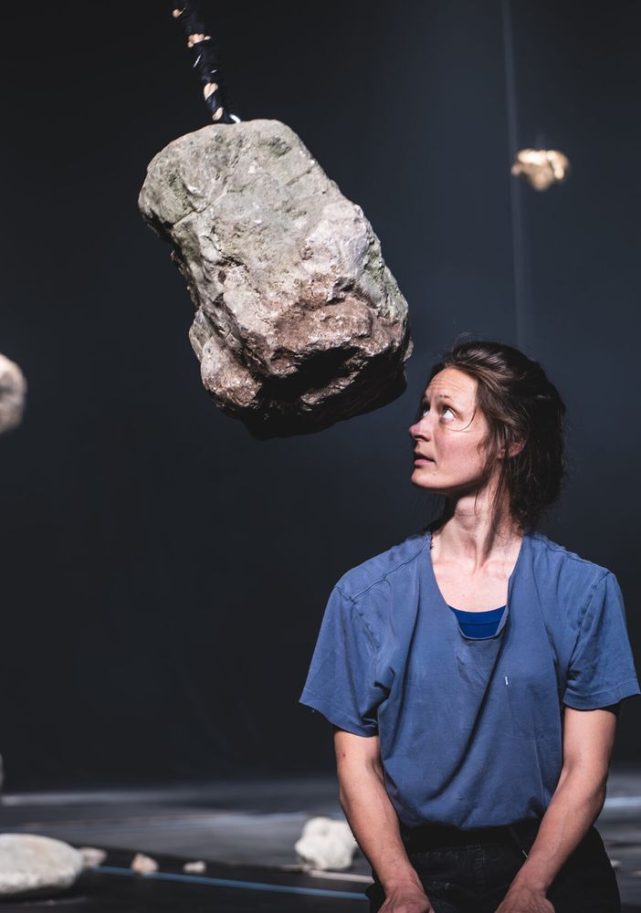 Tra circo, danza acrobatica e arti visive, a Plus arriva “Le bruit des pierres”