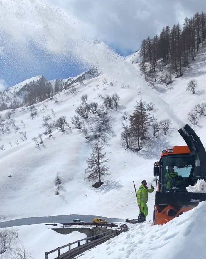 In corso lo sgombero neve sui colli del Piccolo e Gran San Bernardo (Video)