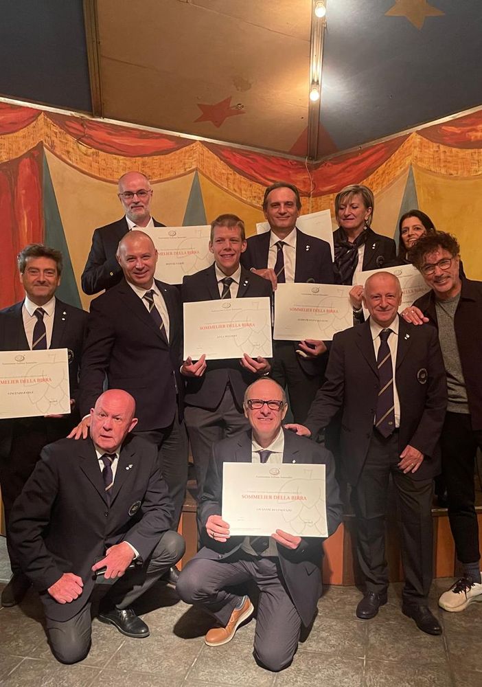 Da sn: Lorent Luca, Basile Vincenzo, Vaser Manuel, Calcagno Guido, Welf Anna Lucia, Panizza Daniela, Milliery Luca, Di Vincenzo Giuseppe, insieme ad Alberto Levi, Nicola Abbrescia e Teo Musso. Tra i beersommelier non presenti all'evento anche: Clerin Simone, Guichardaz Chiara, Borghi Sylvie, La Rosa Stefano, Mammoliti Daniele, Oro Luca, Brunod Genny.