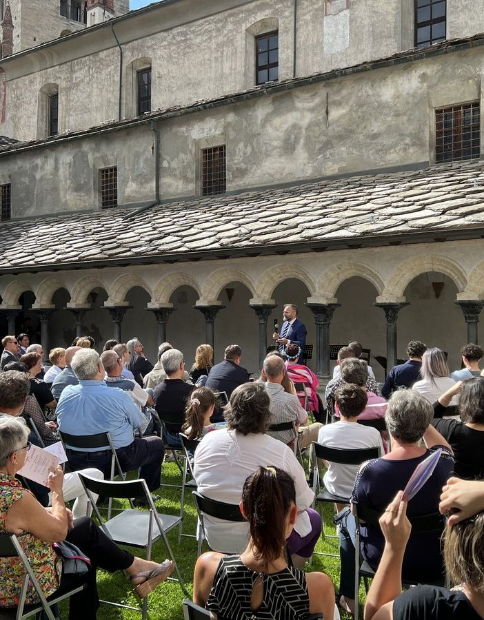 Musica e storia: Un Viaggio tra le note al Chiostro della Collegiata dei Santi Pietro e Orso di Aosta
