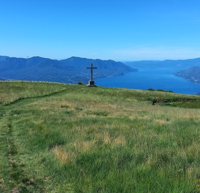 Croce ed orizzonte dal Monte Cadrigna- Alta Val Veddasca- (ph. Mauro Carlesso)