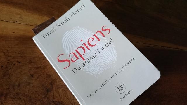 Il libro di Harari sull’evoluzione dei Sapiens (ph. Mauro Carlesso)