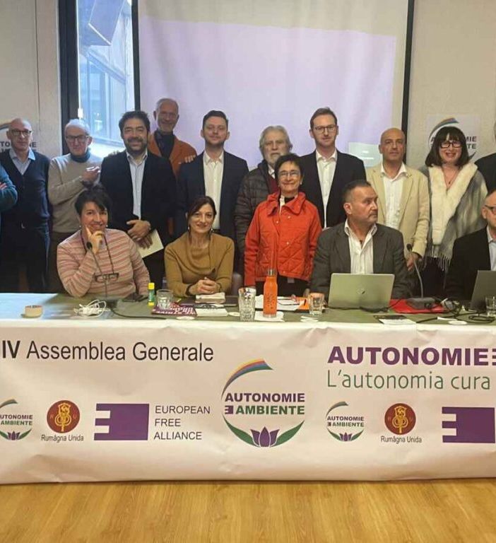 Al centro in piedi davanti a Joël Farcoz la presidente di Ale, Lorena López de Lacalle (Eusko Alkartasuna, Pays basque),