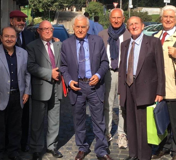 Foto di gruppo nuovo Direttivo. Il prof. Orlando Formica in prima fila a destra