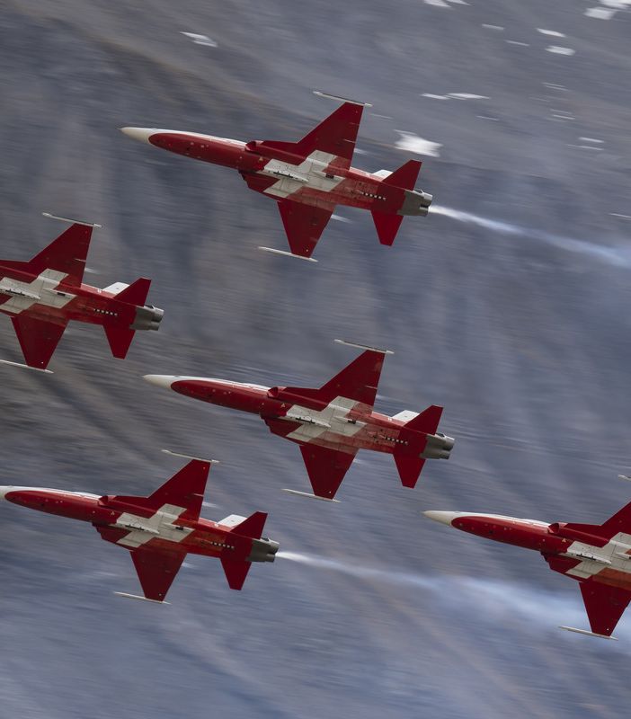 La Patrouille Suisse e i paracadutisti Swiss Parawings in volo sul Cervino