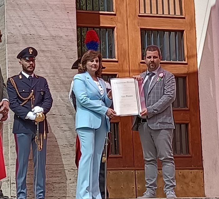 Il Prefetto di Cosenza, dott.ssa Vittoria Ciaramella, consegna la benemerenza di Cavaliere della Repubblica italiana a Luca Fusaro