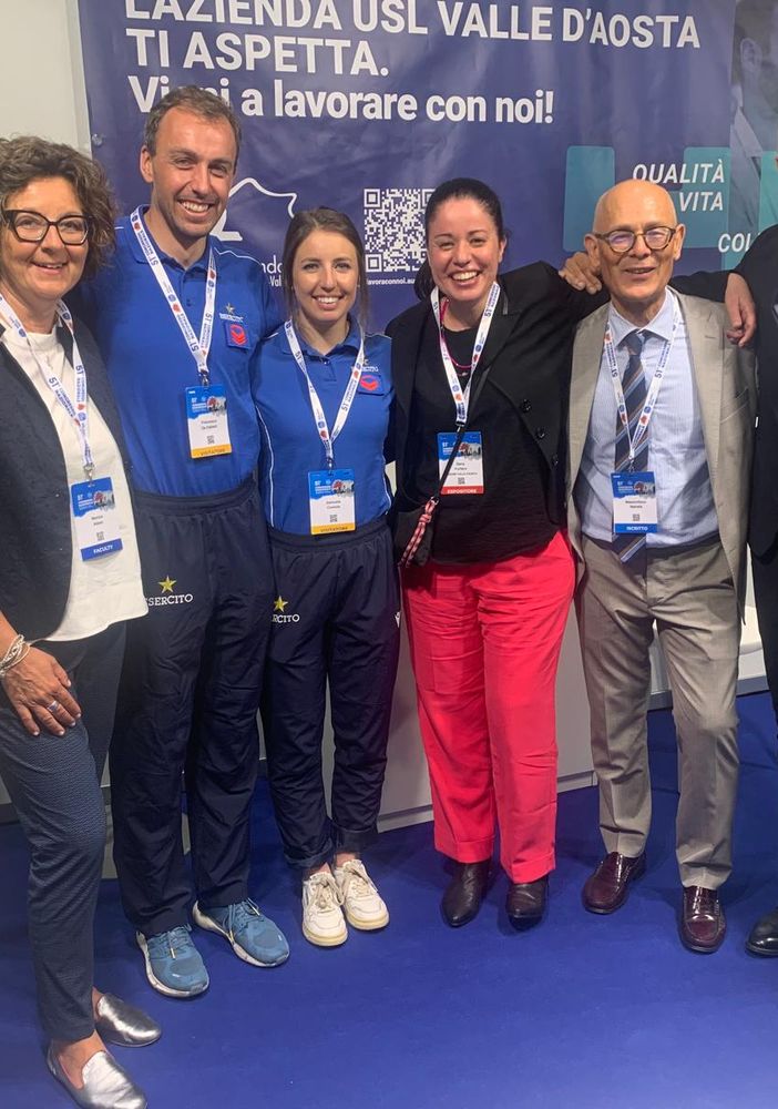 da sx la radiologa Monica Alessi, l'atleta valdostano Francesco De Fabiani, l'atleta valdostana Samuela Comola, la radiologa Dany Furfaro, il Direttore della Radiologia Massimiliano Natrella, il Presidente del Coni VdA Jean Dondeynaz