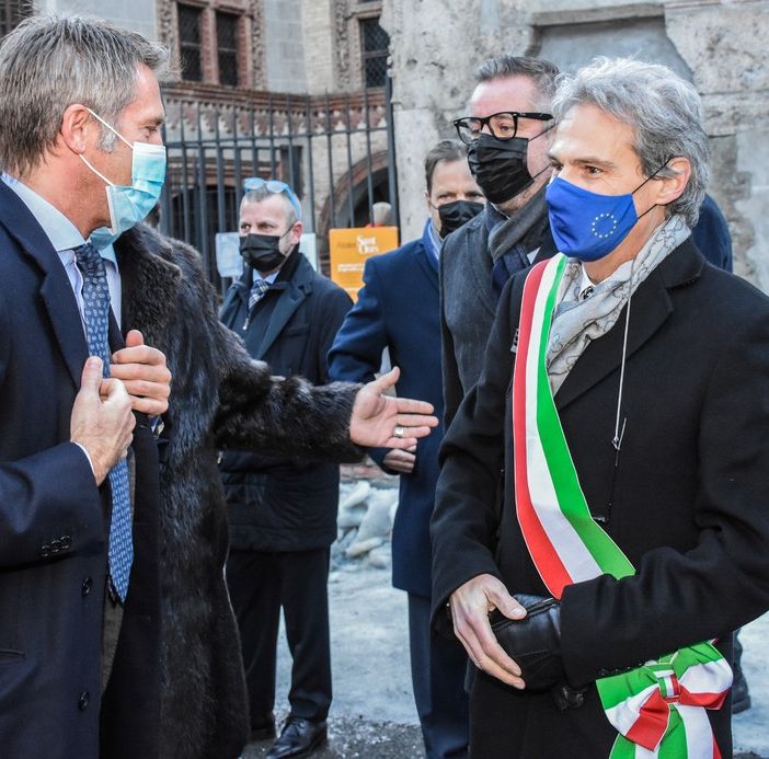 Il principe Filiberto di Savoia con il sindaco di Aosta, Gianni Nurti, in una recente visita ad Aosta