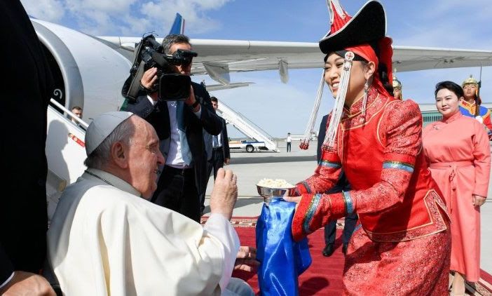 La Mongolia accoglie il Papa, inizia il 43.mo viaggio apostolico