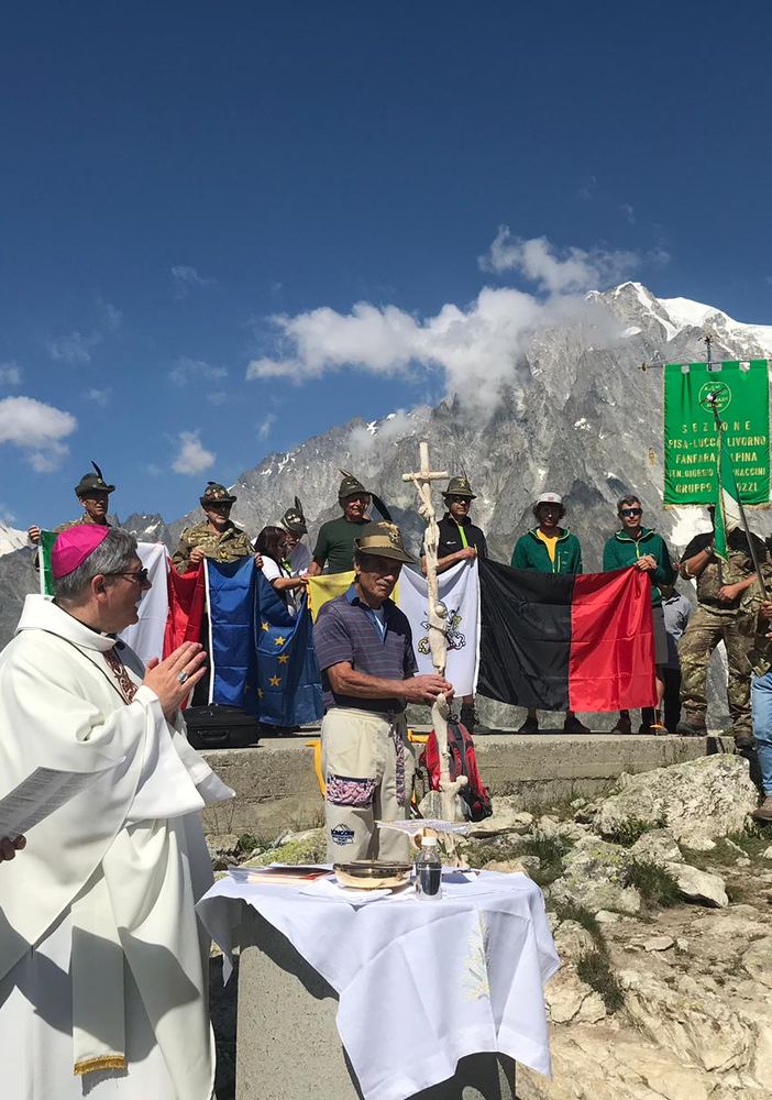 Alcune immagini della messa dal Mont Chetif alla presenza del Vescovo di Aosta, Mons. Franco Lovignana, oltre a quelle delle diretta streaming avvenuta dal Jardin de l'Ange di Courmayeur con la consegna a  Mons.Giuseppe Anfossi, già Vescovo di Aosta, dell'alpenstock da parte di Gioachino Gobbi della Grivel e dell'Assessore al Turismo di Courmayeur, Ivan Parasacco.