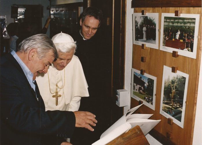 Papa Benedetto XVI con l'allora sindaco di Introd, Osvaldo Naudin, in visita la museo Giovanni Paolo II di Les Combes-Introd (foto Maison Musée Jean-Paul II)