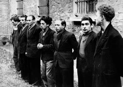 Photographie prise par les nazis le 21 février 1944 dans la cour du fort de Mont-Valérien (Suresnes) de membres du groupe FTP-MOI, Missak Manouchian est le deuxième à gauche