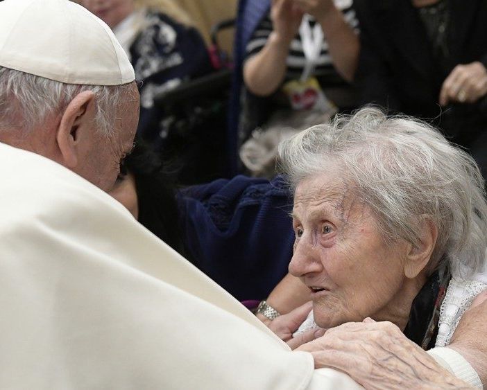 PAPA: Gli anziani, un dono per il futuro dell’umanità