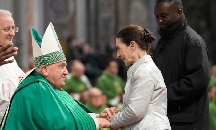 PAPA: Papa: non dimentichiamo i poveri, i cristiani non si girano dall'altra parte