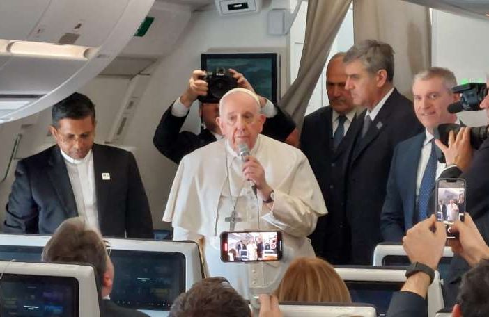 Papa Francesco chiede un minuto di silenzio per il Sahara, volo verso la Repubblica Democratica del Congo, 31 gennaio 2023