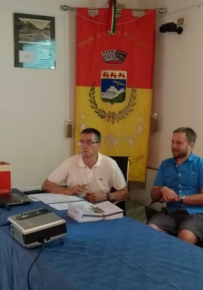 A sinistra il sindaco di Rhemes Notre Dame, Corrado Oreiller con l'ingegner Bethaz