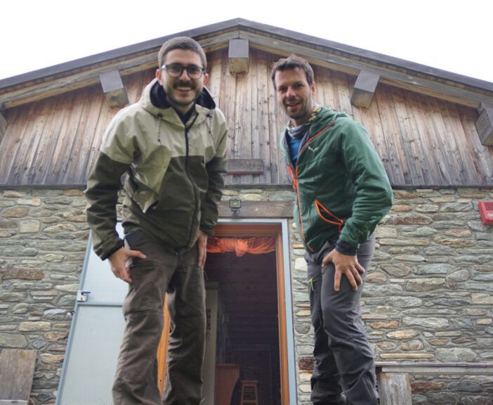 Il Rifugio Alpe Bonze è situato nella parte alta del Vallon di Fer, in una conca delimitata dalle cime del Mont Bo, Chimes des Chamois, Bec delle Strie, Cima Bonze, Cima Battaglia e Bec Renon. Questi ultimi formano la cresta spartiacque di confine con il Piemonte