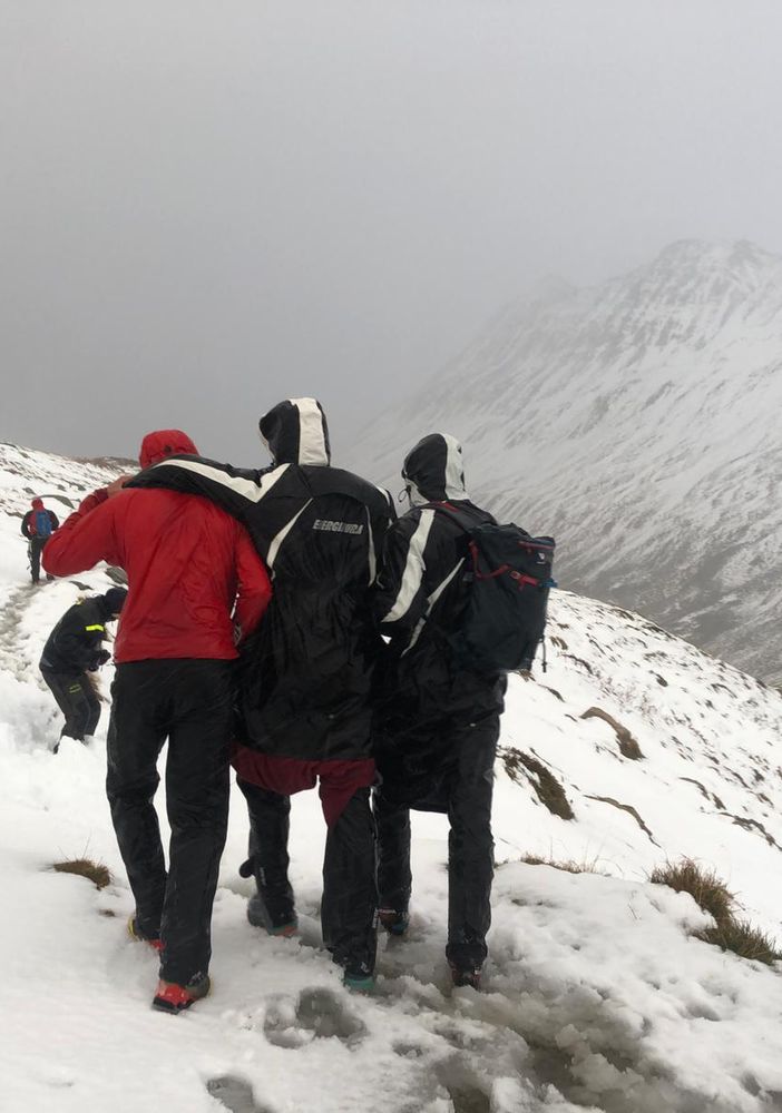 L'intervento (foto Soccroso Alpino Valdostano e VVF)
