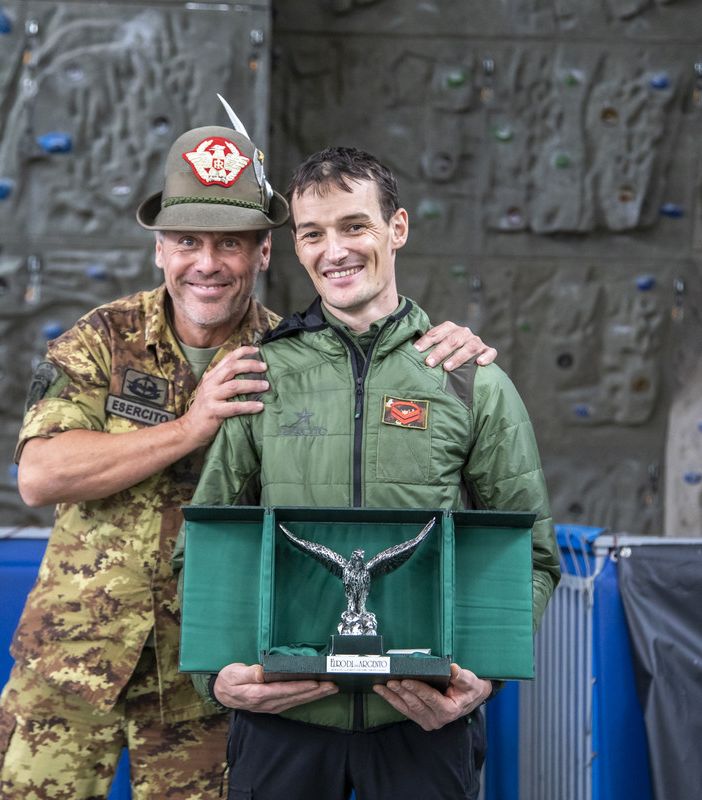 Il 1 classificato assoluto col Comandante del Centro Addestramento Alpino dell Esercito Italiano