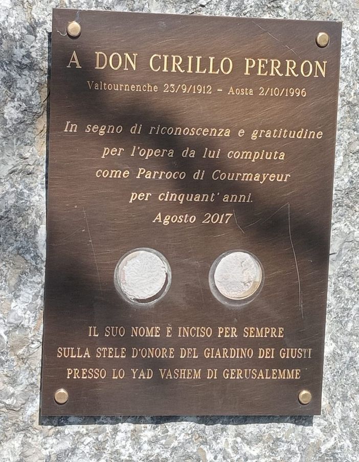Potrebbe essere stata la mancata tenuta della colla a danneggiare la targa dedicata a Don Cirillo Perron
