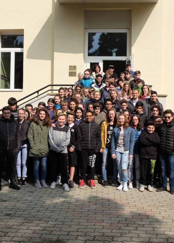 Elèves et professuers de l'école Luigi Barone de Verrès