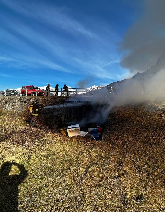 La Salle: In fiamme una baracca
