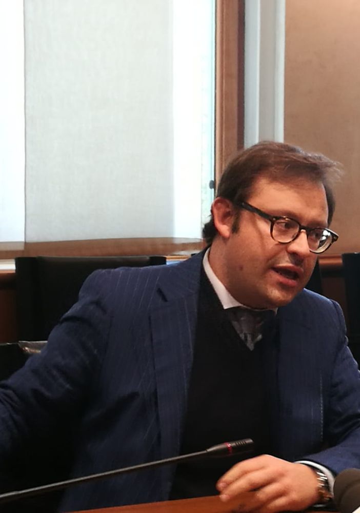 L'assessore Stefano Aggravi durante l'incontro con i giornalisti