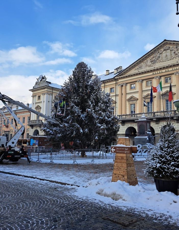 In piazza Chanoux ad Aosta è arrivato l'albero di Natale