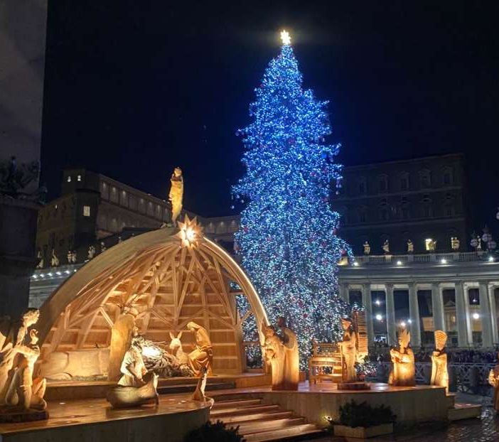 Acceso l'Albero e svelato il Presepe di Piazza San Pietro
