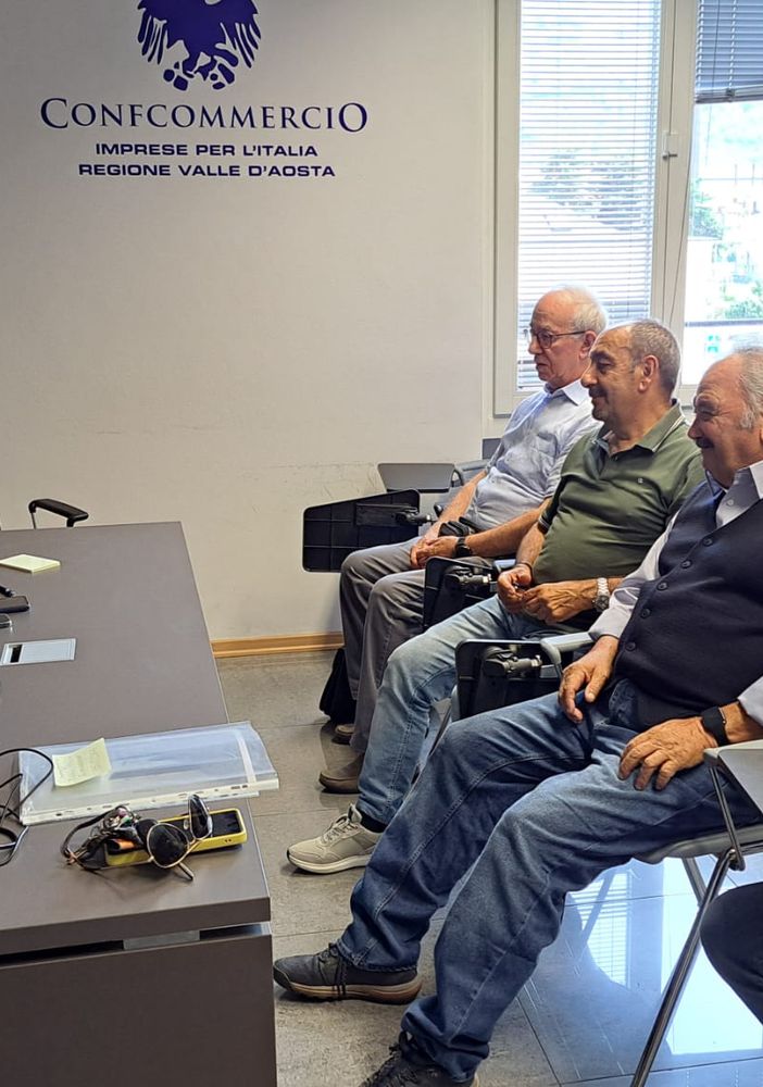 Il Direttivo 50&amp;più Vda in azione. A sn. il direttore, Riccardo Bortolotti, e Giacomo Aloisi con la polo gialla