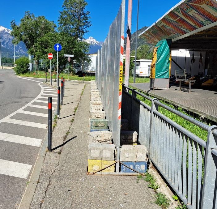 Un esempio di come i marciapiedi vengano occupati creando così disagi a chi ha problemi di mobilità