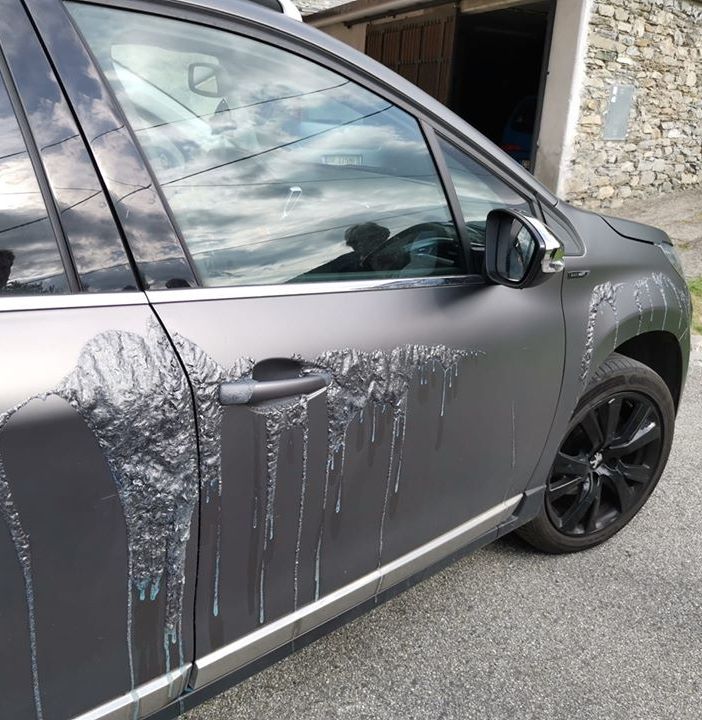 Aosta: Sverniciatore sulla carrozzeria e vetri rotti, vandali in azione ad Aosta