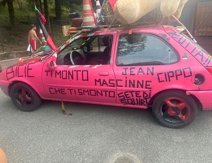 L'auto rosa, con le scritte oscene, che tanto piace a Manfrin poteva o può circolare? L'assetto non è certo rispettoso del Codice della strada. Che dirà Salvini. Da evidenziare che nell'altra fiancata ci sono scritte tipo...sputi o ingoi…