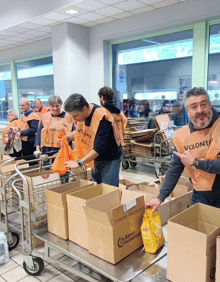 Momenti della raccolta. Gli Alpini delle foto erano impegnati anche all'ortufrutta Bisson di Gressan