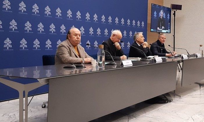 Nonni e nipoti assieme al Papa con una carezza e un sorriso
