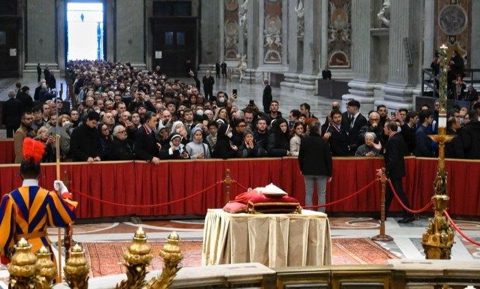 La salma di Benedetto XVI esposta a San Pietro, l’omaggio di migliaia di fedeli