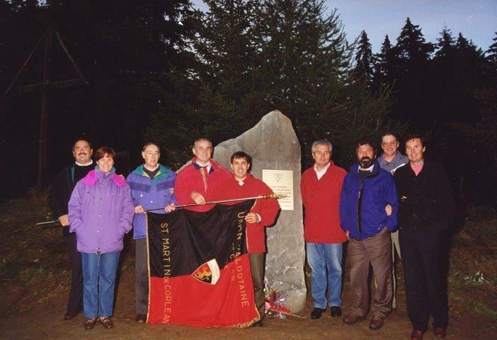 La oramai storica foto di Alberto Follien testimonia l'appuntamento al Col de Joux del 1995 per celebrare il 50/mo anniversario di fondazione dell'Uv.