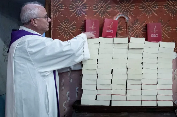 Un dono per Pasqua, ottomila Bibbie nelle carceri