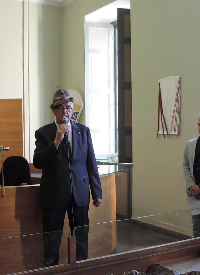 Da sn il consigliere Sezionale Carlo Gagliardi alfiere del Vessillo Sezionale, il Presidente Sezionale Carlo Bionaz, il Sindaco di Aosta Gianni Nuti e il Vicepresidente della Regione Valle d’Aosta Luigi BertschY