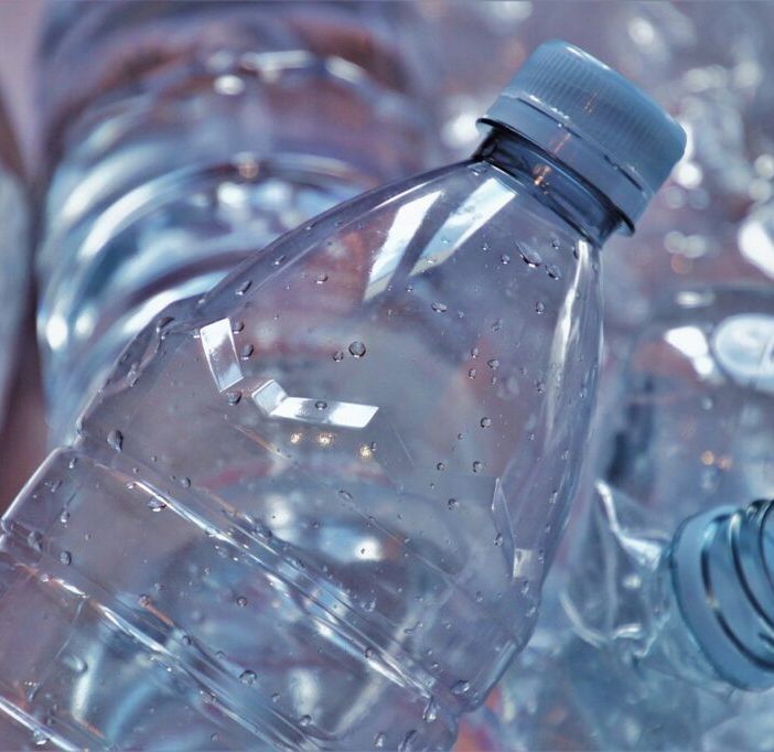 Bottiglie di plastica “100% riciclato/riciclabile”, Beuc: è greenwashing