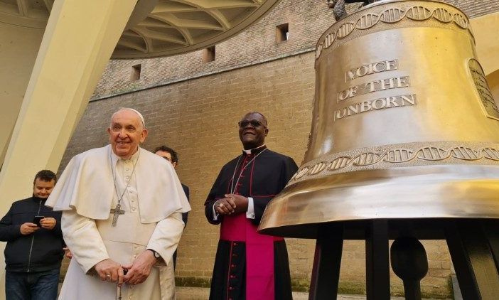 Il Papa benedice la campana &quot;La Voce dei Non Nati&quot;