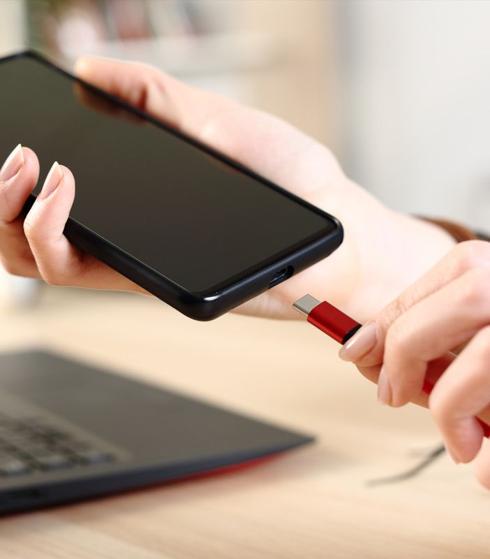 I nuovi dispositivi mobili sul mercato UE dovranno includere una porta di ricarica USB-C entro fine 2024 © PheelingsMedia / Adobe Stock