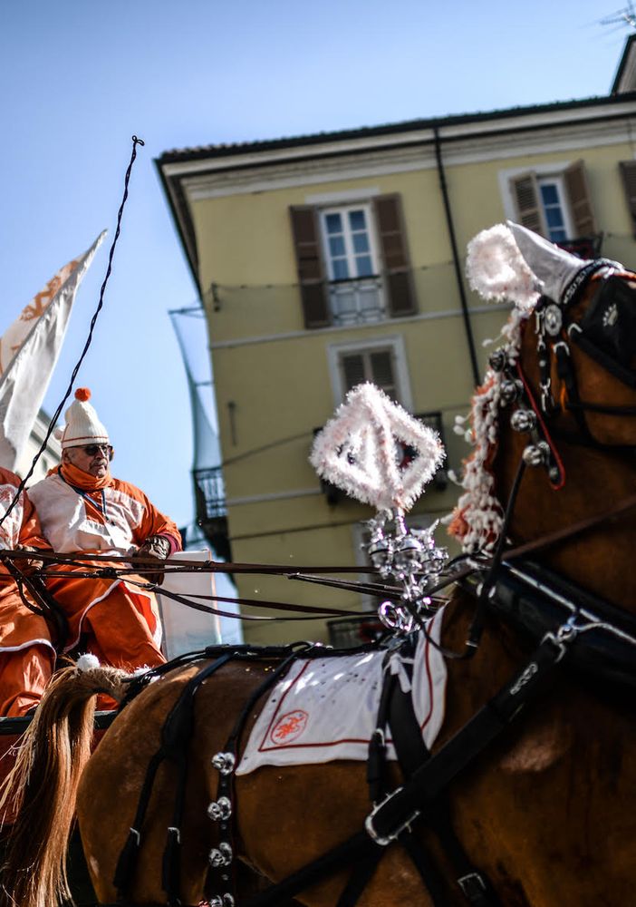 Storico Carnevale di Ivrea Penultima domenica di Carnevale: protagonisti i carri da getto