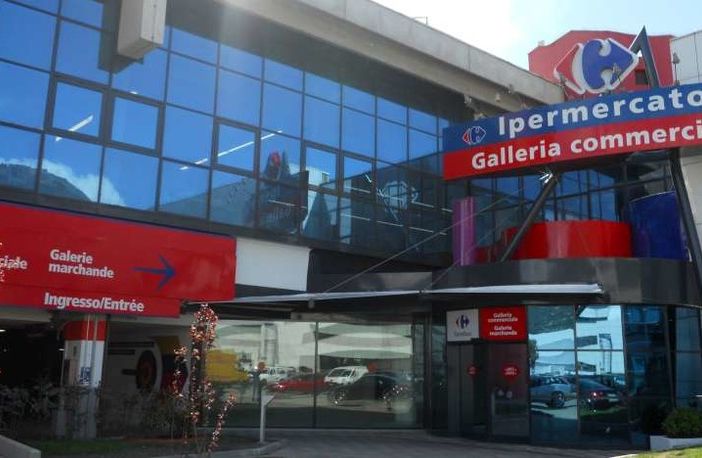 Il Direttore ed i capireparto dell'Iper Carrefour di Pollein contestati dai dipendenti