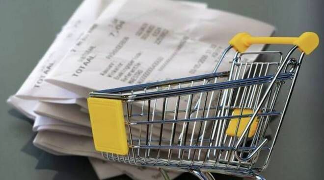Libri, mutui, carburanti a peso d'oro ed il carrello rimane vuoto