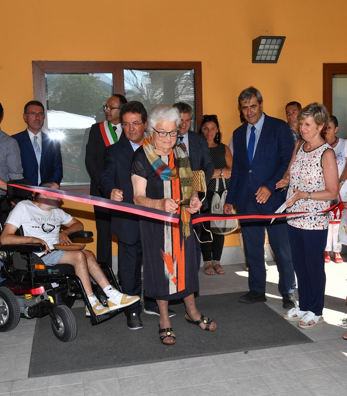 Il taglio del nastro al termine dei discorsi inaugurali