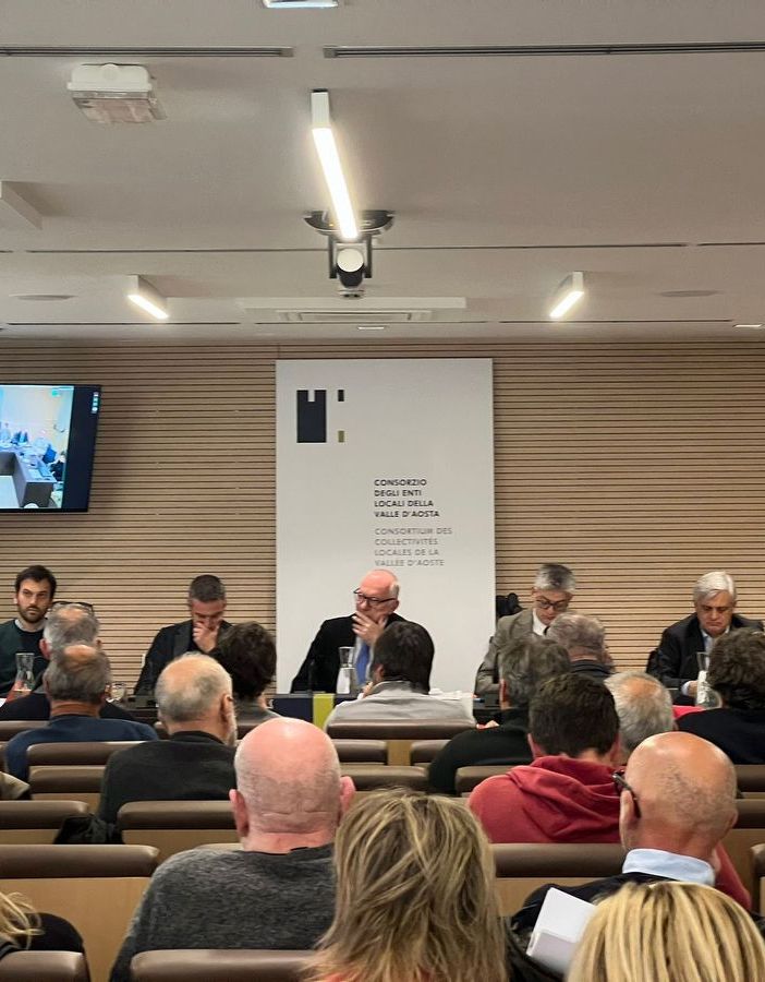 Da sn: Presidente del CELVA Alex Micheletto, Assessore Jean-Pierre Guichardaz, Assessore Marco Carrel, Assessore Davide Sapinet, Presidente RAVA Renzo Testolin, Assessore Luigi Bertschy, Assessore Luciano Caveri, Assessore Giulio Grosjacques