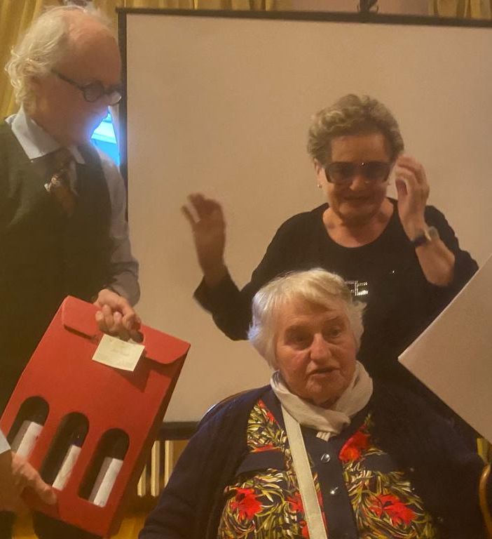 Augusta Vittoria Cerutti con alle spalle Maria Grazia Vacchina