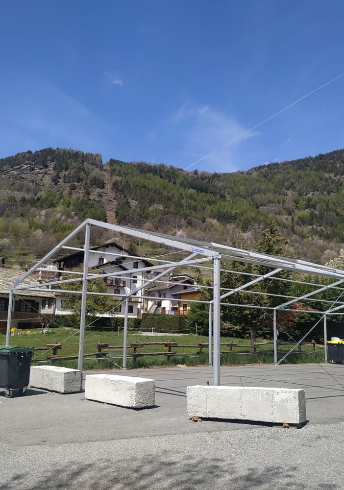La zona del traliccio, si vedono bene le case vicine e il retro dell'albergo Mont-Néry